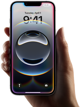 Une main tient un iPhone seize-e. Une lumière colorée éclaire le pourtour de l’écran intégral.