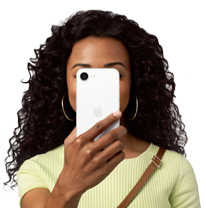 Une personne tenant un iPhone seize-e devant son visage