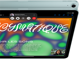Un iPad Air dont la caméra 12MP Center Stage montre une personne qui utilise FaceTime, devant un autre iPad Air vu de dos pour montrer la caméra arrière