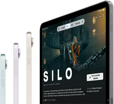 Vue latérale de trois iPad Air, un quatrième iPad Air affiche la série Silo d’Apple TV plus