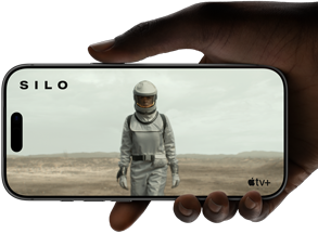 Main tenant un iPhone 17 Pro, argent, orientation paysage, lecture vidéo sur l’écran intégral illustrant l’autonomie