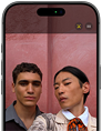 Écran d’iPhone 17 Pro montrant la fonctionnalité Cadrage centré pour les photos et un selfie de groupe où les visages ressortent