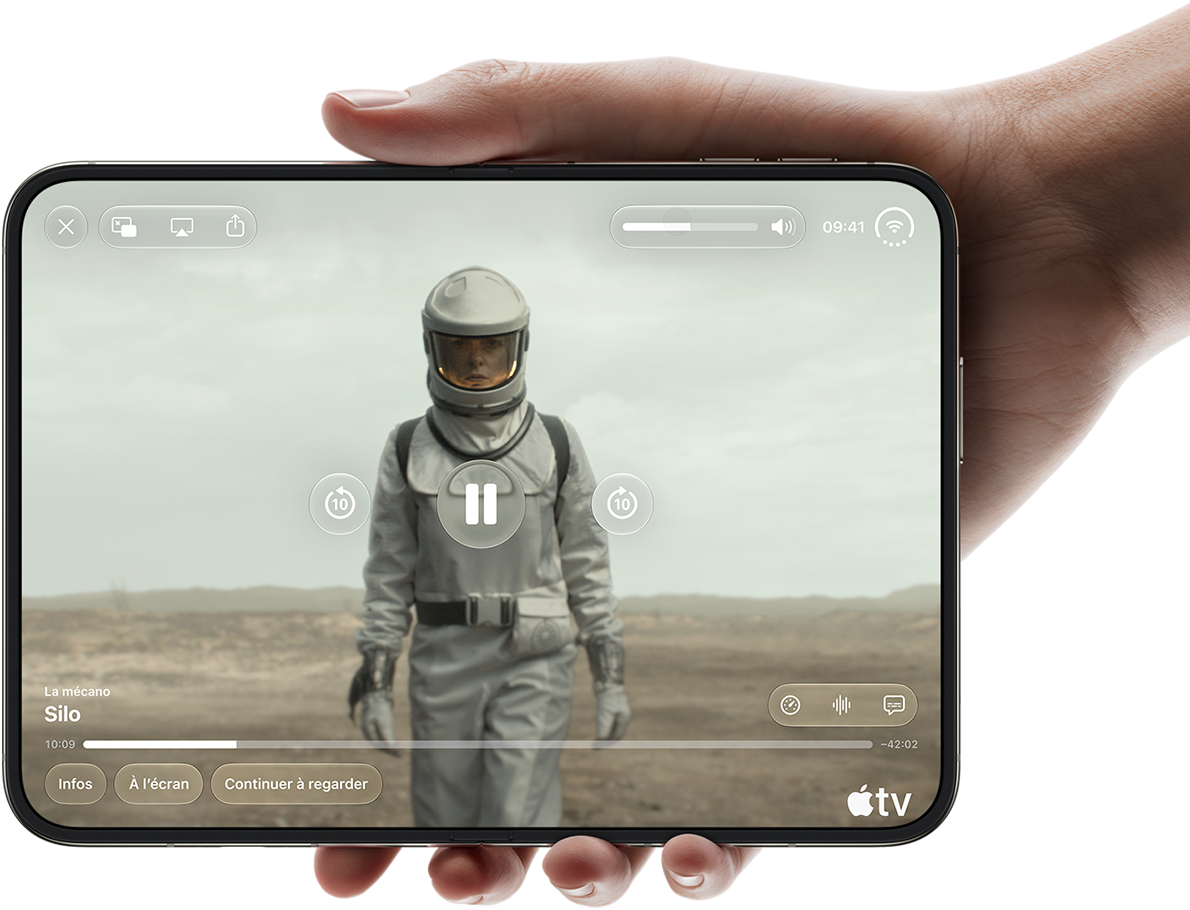 iPhone Duo, tenu d’une main, ouvert en orientation horizontale, entièrement déplié, l’écran interne affiche la série Silo d’Apple TV