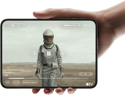 iPhone Duo, tenu d’une main, ouvert en orientation horizontale, entièrement déplié, l’écran interne affiche la série Silo d’Apple TV
