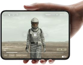 iPhone Duo, tenu d’une main, ouvert en orientation horizontale, entièrement déplié, l’écran interne affiche la série Silo d’Apple TV