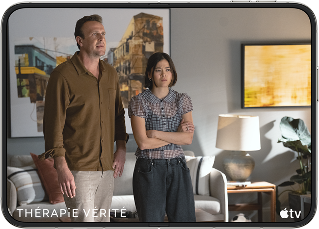 iPhone Duo, ouvert en position horizontale, la série Thérapie vérité d’Apple TV joue à l’écran