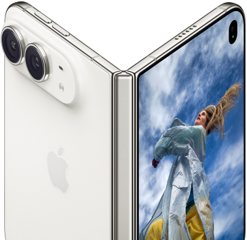 iPhone Duo, partiellement ouvert à la manière d’un livre, avec le mécanisme à charnière au centre; à gauche, le volet arrière externe montre le logo Apple et les deux caméras, à droite, l’écran externe affiche le portrait photo d’une personne blonde