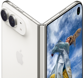iPhone Duo, partiellement ouvert à la manière d’un livre, avec le mécanisme à charnière au centre; à gauche, le volet arrière externe montre le logo Apple et les deux caméras, à droite, l’écran externe affiche le portrait photo d’une personne blonde