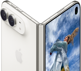 iPhone Duo, partiellement ouvert à la manière d’un livre, avec le mécanisme à charnière au centre; à gauche, le volet arrière externe montre le logo Apple et les deux caméras, à droite, l’écran externe affiche le portrait photo d’une personne blonde